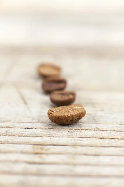 Grains de café sur fond en bois — Photo