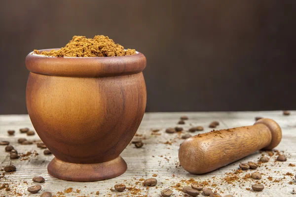 Mortar and pestle with brown coffee — Stock Photo, Image