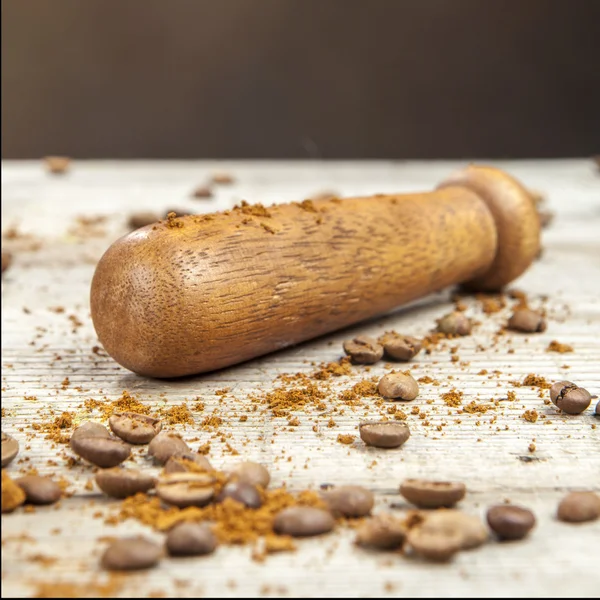 Mörser und Pistill mit braunem Kaffee — Stockfoto