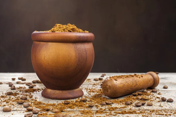 Mortar and pestle with brown coffee — Stock Photo, Image