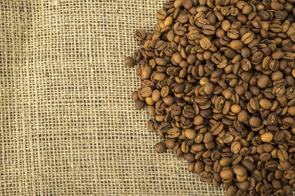 çuval bezi üzerinde kahverengi kahve çekirdekleri
