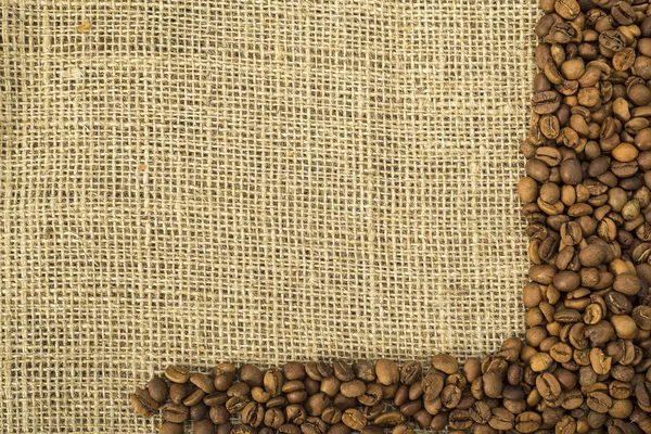 Rahmen aus braunen Kaffeebohnen — Stockfoto