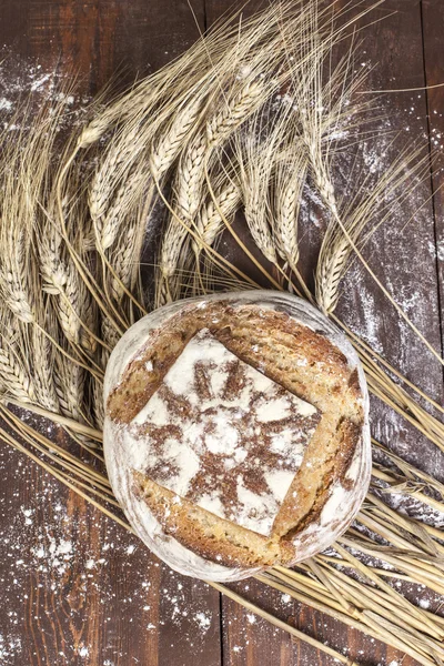 Pan tradicional fresco con trigo —  Fotos de Stock