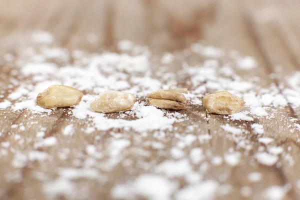 Primo piano di semi di grano con farina — Foto Stock