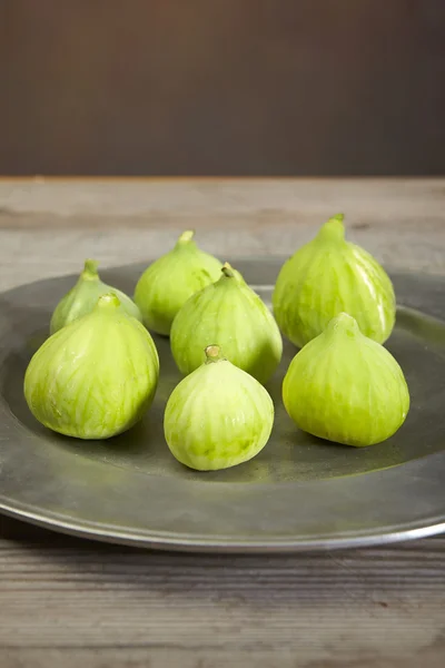 Green fresh figs in a plate — Stock Photo, Image