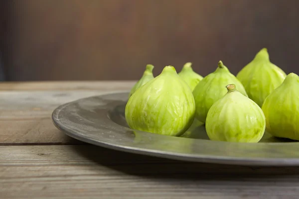 Green fresh figs in a plate — Stock Photo, Image