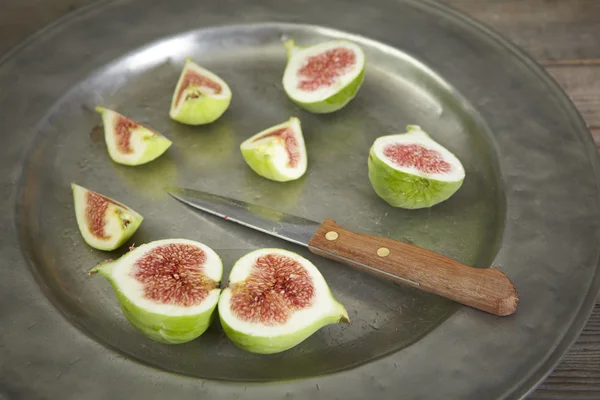 Green fresh figs in a plate — Stock Photo, Image