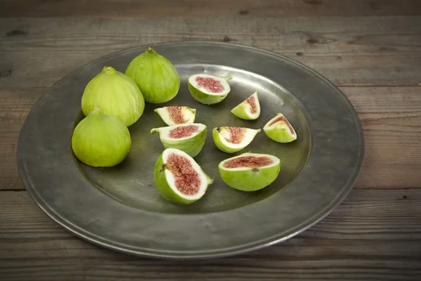 Green fresh figs in a plate — Stock Photo, Image