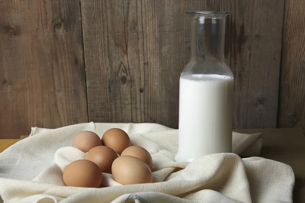 鸡蛋和牛奶厨房柜台上 — 图库照片