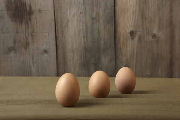 Яйца на кухонном столе . — стоковое фото