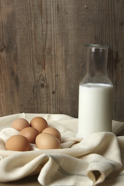 Œufs et lait sur le comptoir de cuisine — Photo