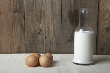 yumurta ve süt mutfak tezgahının üzerinde