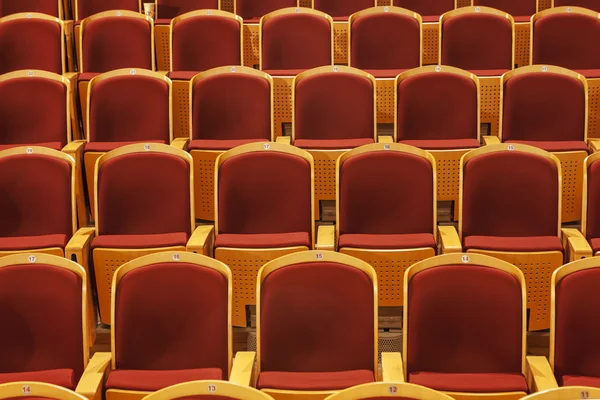 Filas de asientos de teatro rojo —  Fotos de Stock