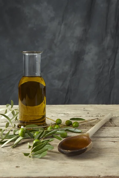 Olivenzweig und Olivenöl — Stockfoto