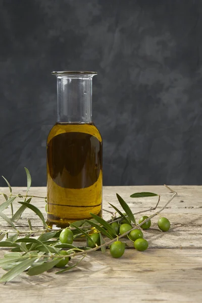 Оливковая ветвь и оливковое масло — стоковое фото