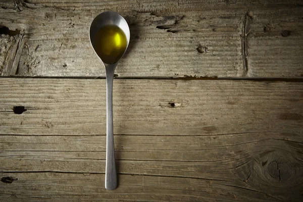 Ложка с оливковым маслом — стоковое фото