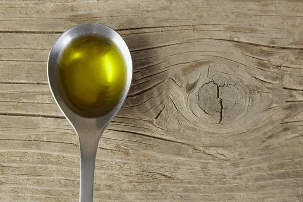 Lepel vol met olijfolie — Stockfoto