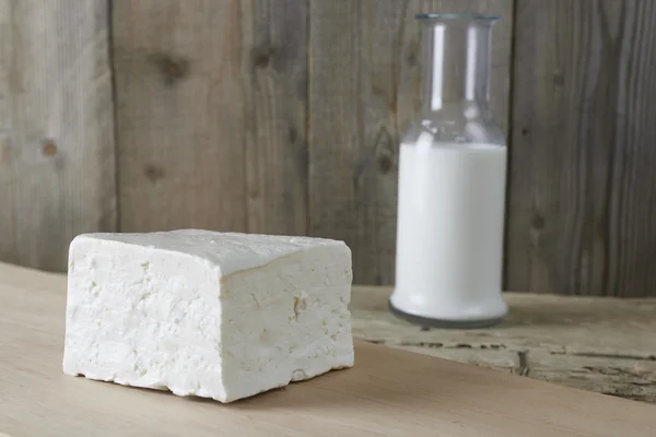 瓶の牛乳と新鮮なフェタチーズ — ストック写真