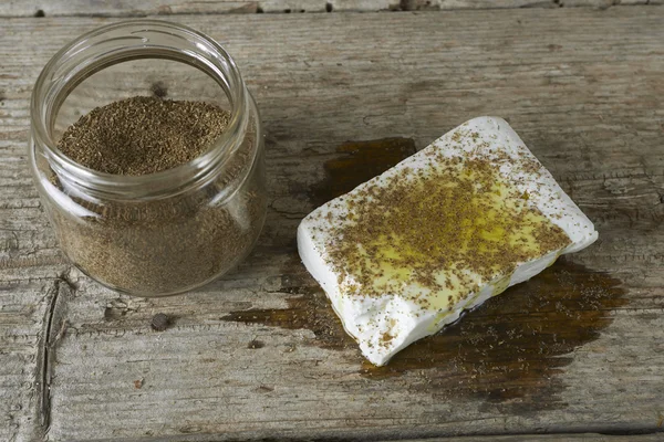 Formaggio feta fresco pieno di olio d'oliva e vaso di origano — Foto Stock