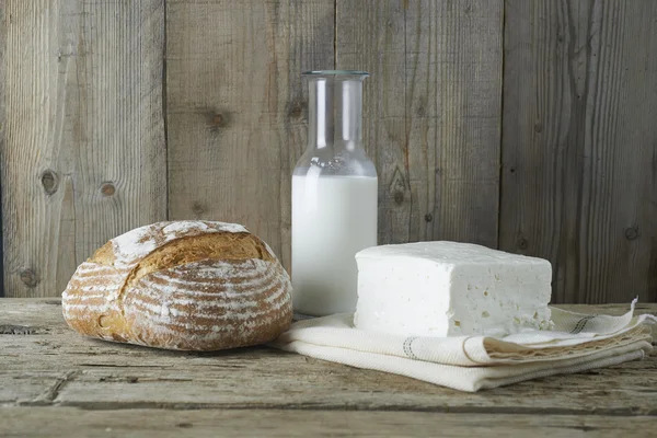 Queso feta fresco con botella de leche y pan — Foto de Stock