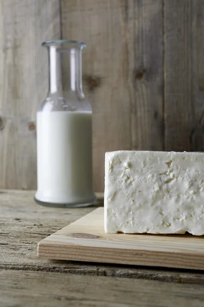 瓶の牛乳と新鮮なフェタチーズ — ストック写真