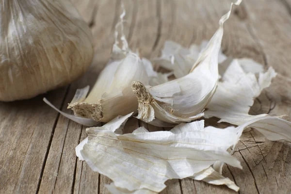 Whole and cloves of organic garlic — Stock Photo, Image