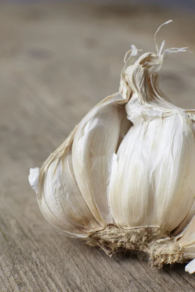 Whole and cloves of organic garlic — Stock Photo, Image