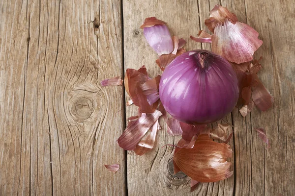 Purple onions on wooden table — Stock Photo, Image