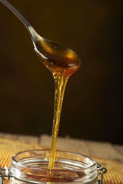 Bal kaşıktan damlıyor