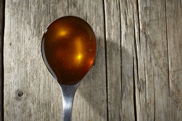 新鮮な蜂蜜の完全のスプーン — ストック写真