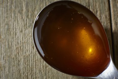 kaşık taze bal dolu