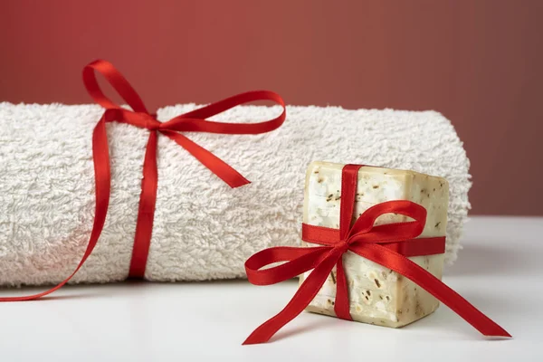 Jabón de oliva hecho a mano y una toalla, como regalo . —  Fotos de Stock