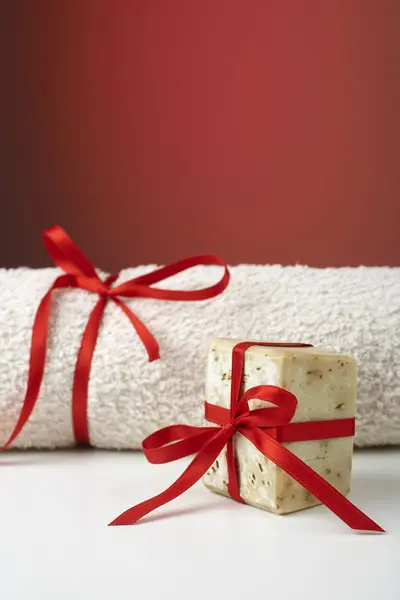 Handgemaakte Olijfzeep en een handdoek, als een geschenk. — Stockfoto