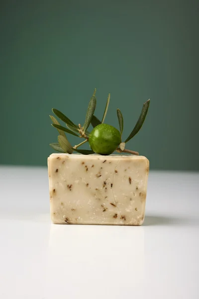 Handgjorda oliv tvål med olivkvist. — Stockfoto