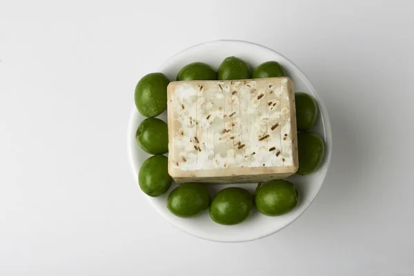 Sapone fatto a mano con olive fresche verdi . — Foto Stock