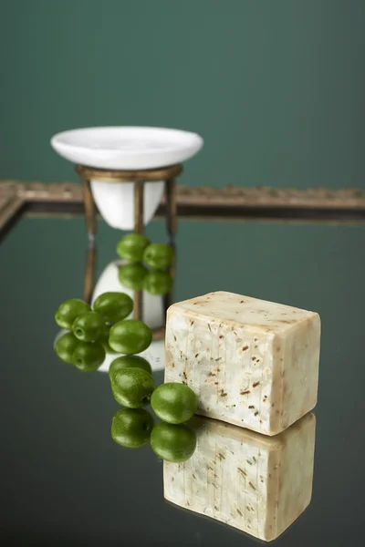 Handgjorda oliv tvål med gröna färska Oliver. — Stockfoto