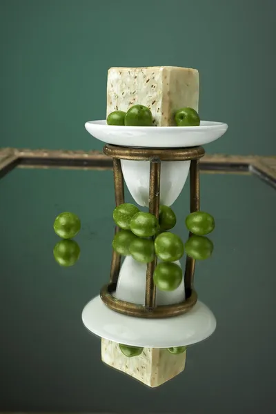 Sabão de azeitona artesanal com azeitonas frescas verdes . — Fotografia de Stock