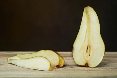 bir tablo üzerinde sarı armut