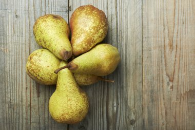 bir tablo üzerinde sarı armut