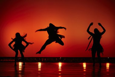 Onlar dans ederken balerinler siluet