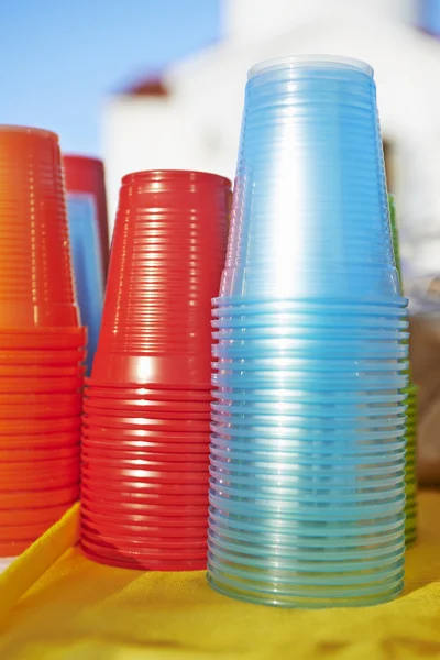 Tasses en plastique coloré — Photo