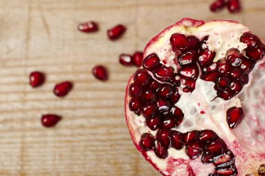 Kırmızı nar meyve