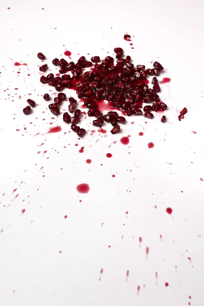 Red pomegranate fruit seeds and juice — Stock Photo, Image
