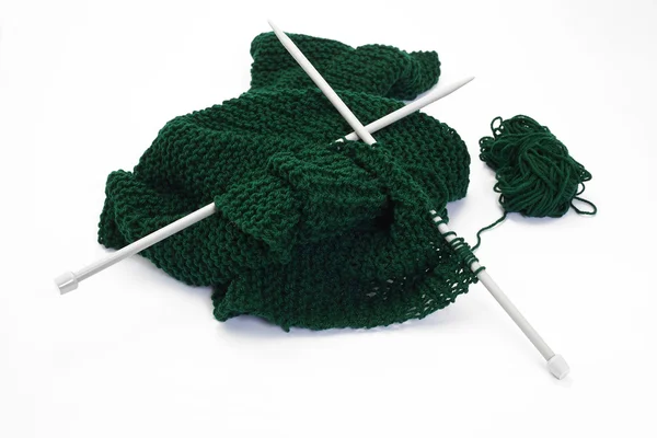 Ткань из зеленой шерсти при вязании — стоковое фото
