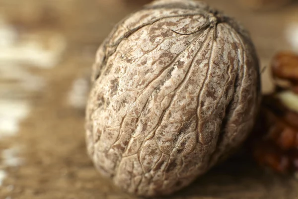 Закрыть грецкие орехи на деревянном столе — стоковое фото