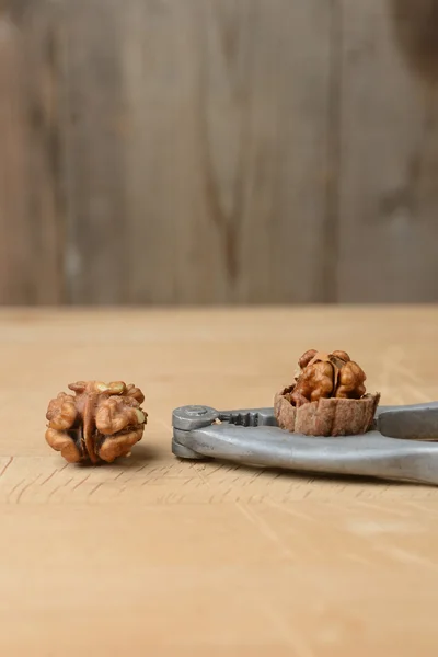 Грецкие орехи расколоты винтажным ореховым крекером — стоковое фото