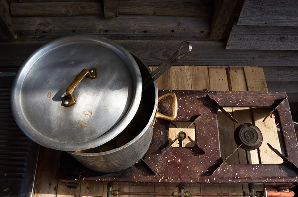 Старий старовинний залізний металевий кухонний горщик — стокове фото