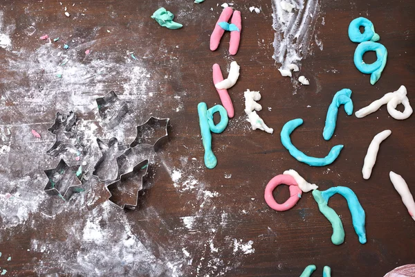 クリスマス クッキー カッターの粉とパスタの文字 — ストック写真