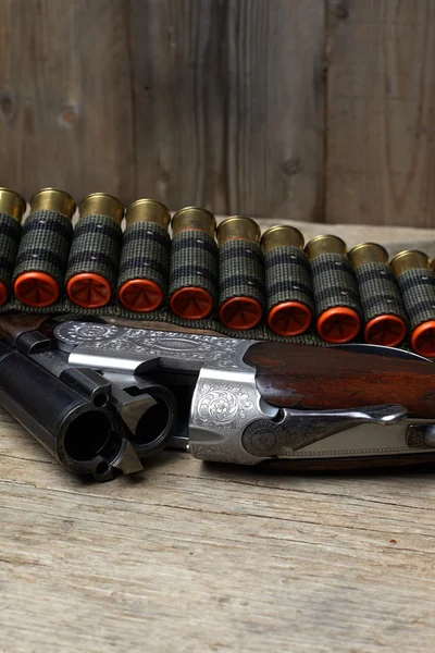 Pistola de caza vintage con conchas — Foto de Stock