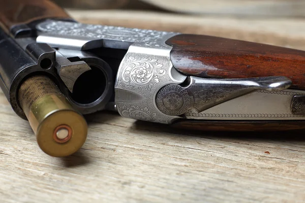 Pistola de caza vintage con conchas — Foto de Stock